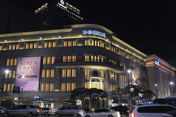 Shinsegae’s flagship department store in Centum City, Busan, is the world’s largest, surpassing Macy’s in New York City in 2009.