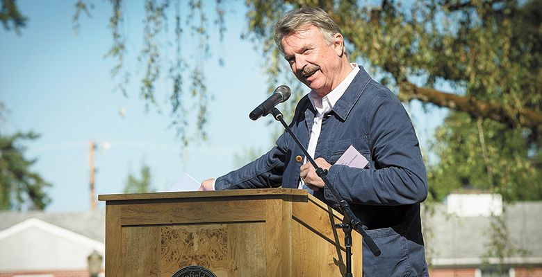 Master of Ceremonies Sam Neill speaks to the 2015 IPNC crowd.##Photo by Andrea Johnson